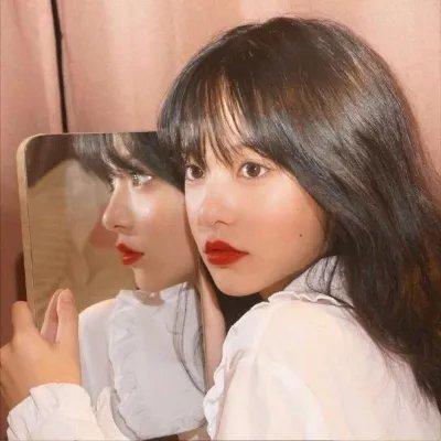 与一位女士合影